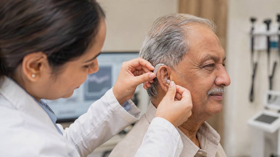 Hearing aid fitting for an elderly patient